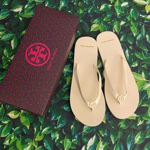 NWT Tory Burch Cream Minnie Flip Flops - 8